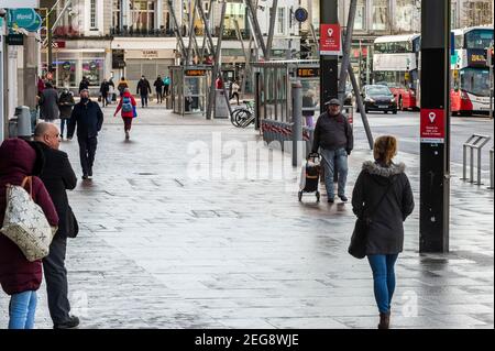 Cork, Irlande. 18 février 2021. Les gens du centre-ville de Cork font leurs affaires pendant le confinement de niveau 5 du gouvernement. Crédit : AG News/Alay Live News Banque D'Images