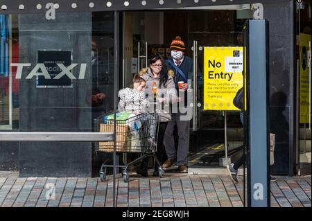 Cork, Irlande. 18 février 2021. Les gens du centre-ville de Cork font leurs affaires pendant le confinement de niveau 5 du gouvernement. Crédit : AG News/Alay Live News Banque D'Images