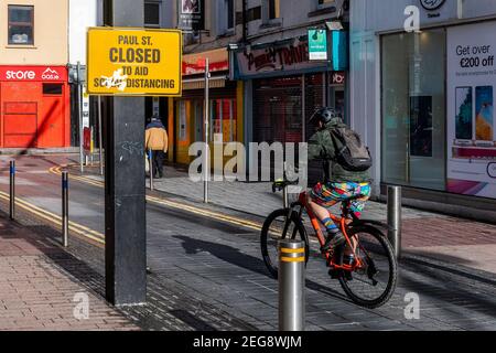 Cork, Irlande. 18 février 2021. Les gens du centre-ville de Cork font leurs affaires pendant le confinement de niveau 5 du gouvernement. Crédit : AG News/Alay Live News Banque D'Images