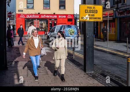 Cork, Irlande. 18 février 2021. Les gens du centre-ville de Cork font leurs affaires pendant le confinement de niveau 5 du gouvernement. Crédit : AG News/Alay Live News Banque D'Images