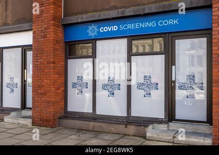 Cork, Irlande. 18 février 2021. Les gens du centre-ville de Cork font leurs affaires pendant le confinement de niveau 5 du gouvernement. Ce centre de dépistage Covid était ouvert et testait des personnes. Crédit : AG News/Alay Live News Banque D'Images