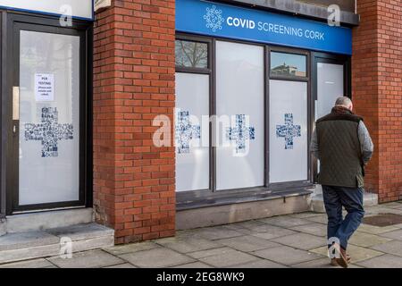 Cork, Irlande. 18 février 2021. Les gens du centre-ville de Cork font leurs affaires pendant le confinement de niveau 5 du gouvernement. Ce centre de dépistage Covid était ouvert et testait des personnes. Crédit : AG News/Alay Live News Banque D'Images