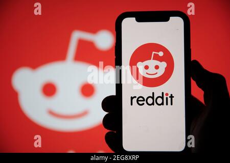 LONDRES, Royaume-Uni - février 2021 : logo Reddit affiché sur un smartphone Banque D'Images