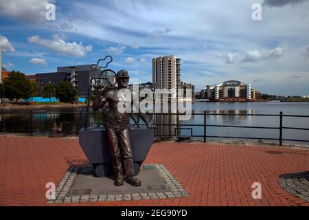 Statue en bronze de Coalminer, de la fosse au port, Roath Basin, baie de Cardiff, pays de Galles, Royaume-Uni Banque D'Images