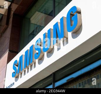 Moscou, Russie - Mai 26. 2019. Logo Samsung- sur le panneau, façade du bâtiment Banque D'Images