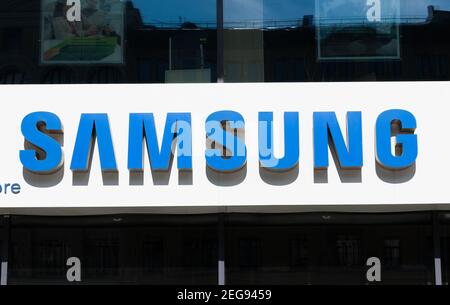 Moscou, Russie - Mai 26. 2019. Logo Samsung- sur le panneau, façade du bâtiment Banque D'Images