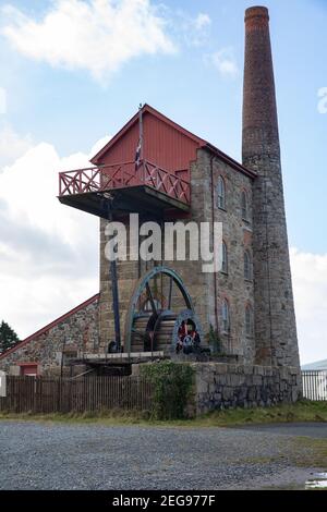 Brea, Camborne, Cornwall, Royaume-Uni. 18 février 2021. Ciel bleu sur une vieille mine à Camborne pendant la moitié du terme. Les vues sont spectaculaires depuis le sommet de la colline de la mer et la campagne environnante, un ciel bleu clair leur a permis de voir sur des kilomètres. Les prévisions météorologiques sont pour 9C et les intervalles ensoleillés. Crédit : Keith Larby/Alay Live News Banque D'Images