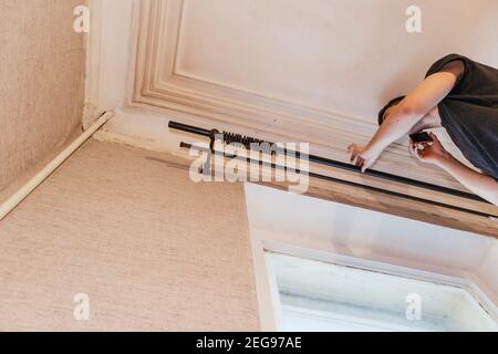 assemblage d'un cornice pour homme de concepteur de rideaux Banque D'Images