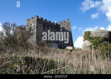 Brea, Camborne, Cornwall, Royaume-Uni. 18 février 2021. Les familles apprécieront une promenade revigorante à côté de Carn Brea et du château de Carn Brea à Camborne pendant la moitié du temps. Les vues sont spectaculaires depuis le sommet de la colline de la mer et la campagne environnante, un ciel bleu clair leur a permis de voir sur des kilomètres. Les prévisions météorologiques sont pour 9C et les intervalles ensoleillés. Crédit : Keith Larby/Alay Live News Banque D'Images