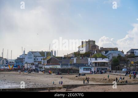 Lyme Regis, Dorset, Royaume-Uni. 18 février 2021. Météo au Royaume-Uni: Les gens font le meilleur des sorts ensoleillés à Lyme Regis à mi-terme. La station balnéaire populaire est beaucoup plus calme que la normale pendant les vacances scolaires comme le troisième verrouillage du Royaume-Uni continue. Credit: Celia McMahon/Alamy Live News Banque D'Images