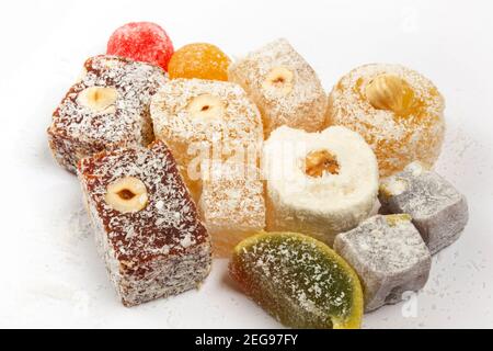 Le dessert turc traditionnel Cezerye aux noisettes. Lokum, délice turc. Banque D'Images