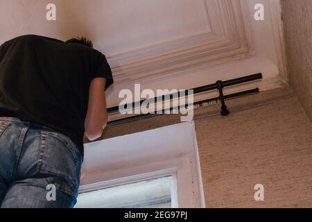 assemblage d'un cornice pour homme de concepteur de rideaux Banque D'Images