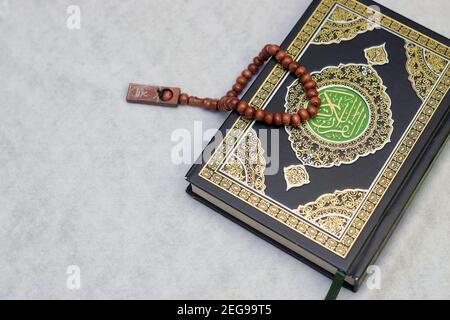 Saint Al Quran avec la calligraphie arabe écrite au sens d'Al Perles de Coran et de rosaire ou tasbih Banque D'Images