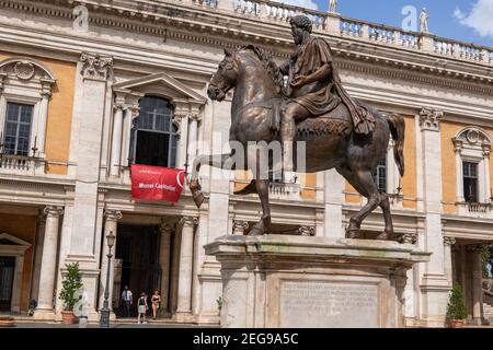 Statue équestre de Marcus Aurelius sur la colline du Capitole, Piazza del Campidoglio, Rome, Italie Banque D'Images