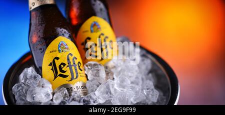 POZNAN, POL - OCT 8, 2020: Bouteilles de Leffe, une marque de bière appartenant à InBev Belgium, le bras opérationnel européen de l'Anheuser–Busch InBev br Banque D'Images