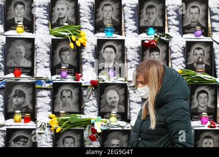 Kiev, Ukraine. 18 février 2021. Une femme réagit à côté d'un mémorial à la mémoire de la centaine céleste, des activistes qui ont été tués lors des manifestations anti-gouvernementales de 2014, à l'occasion du 7e anniversaire de l'Euro Maidan, à Kiev, en Ukraine, le 18 février 2021. Crédit : Serg Glovny/ZUMA Wire/Alay Live News Banque D'Images