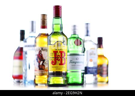POZNAN, POL - OCT 30, 2020 : bouteilles de diverses marques internationales de spiritueux durs, dont le whisky, la vodka, la tequila et le gin Banque D'Images