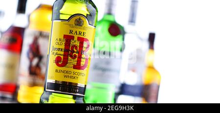 POZNAN, POL - OCT 30, 2020 : bouteilles de diverses marques internationales de spiritueux durs, dont le whisky, la vodka, la tequila et le gin Banque D'Images