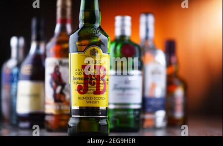 POZNAN, POL - OCT 30, 2020 : bouteilles de diverses marques internationales de spiritueux durs, dont le whisky, la vodka, la tequila et le gin Banque D'Images