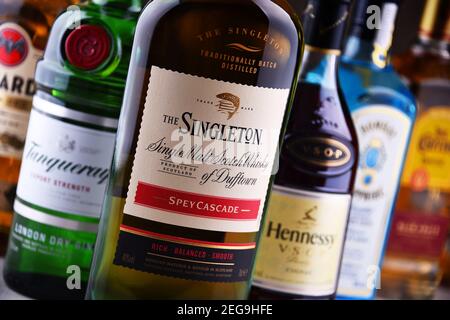 POZNAN, POL - OCT 30, 2020 : bouteilles de diverses marques internationales de spiritueux durs, dont le whisky, la vodka, la tequila et le gin Banque D'Images