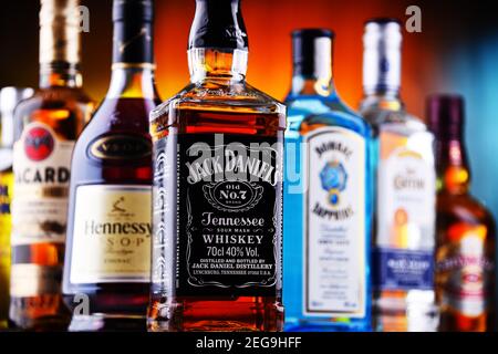 POZNAN, POL - OCT 30, 2020 : bouteilles de diverses marques internationales de spiritueux durs, dont le whisky, la vodka, la tequila et le gin Banque D'Images