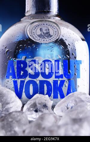 POZNAN, POL - 27 JANVIER 2021 : bouteille de Vodka Absolut, une marque de vodka produite en Suède. Appartenant au groupe français Pernod Ricard, il est l'un des plus grands Banque D'Images