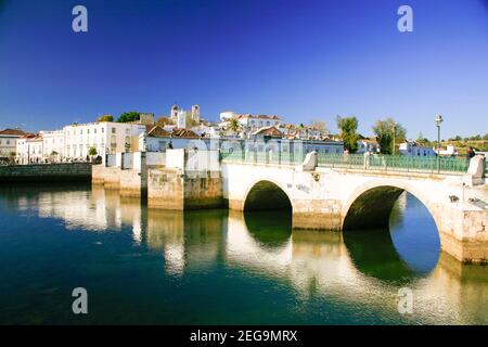 Ponte Romana sur la rivière Gilao à Tavira, Algarve, Portugal. Banque D'Images