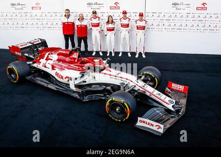 Présentation de alfa Romeo Racing C39 par RAIKKONEN Kimi (fin), GIOVINAZZI Antonio (ita), KUBICA Robert (Pol), CALDERON Tatiana (col), VASSEUR Frederic (fra), Team principal de Alfa Romeo Racing, et MONCHAUX Jan (fra), Directeur technique de Alfa Romeo Racing, portrait lors de la première session des épreuves pré-saison de Formule 1 2020 du 19 au 21 février 2020 sur le circuit de Barcelone-Catalunya, à Montmelo, Barcelone, Espagne - photo Florent Gooden / DPPI Banque D'Images