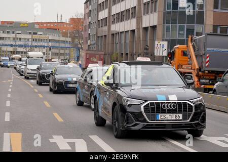 Stuttgart, Allemagne. 18 février 2021. Les propriétaires et les employés des écoles de conduite manifestent à Stuttgart avec un convoi contre le confinement en cours. Ils ont exigé que les écoles de conduite soient également autorisées à rouvrir le 1er mars. (À dpa : « les instructeurs itinérants protestent contre le verrouillage ») Credit: Andreas Rosar/dpa/Alay Live News Banque D'Images