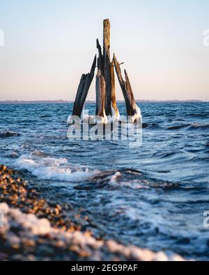 Matin froid de glace sur la côte à Den Osse Zeeland, aux pays-Bas Banque D'Images