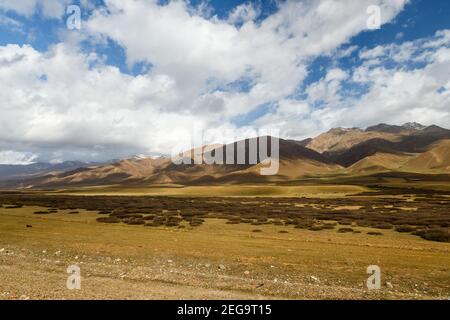 Paysage de montagne. Vallée de Suusamyr, district de Panfilov, région de Chuy au Kirghizistan Banque D'Images