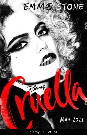 Cruella (2021) dirigée par Craig Gillespie et mettant en vedette Emma Stone, Emma Thompson et Mark Strong. Histoire d'origine pour le personnage de Cruella de Vil du roman de Dodie Smith de 1956 « The Hundred and One Dalmatiens » et du film d'animation de Disney, très apprécié en 1961. Banque D'Images