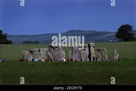 Stonehenge Wiltshire England Stonehenge est un monument préhistorique situé sur la plaine de Salisbury dans le Wiltshire, en Angleterre, à trois miles (3 km) à l'ouest d'Amesbury. Il se compose d'un anneau extérieur de pierres verticales Sarsen, chacune d'environ 13 pieds (4.0 m) de haut, sept pieds (2.1 m) de large, et pesant environ 25 tonnes, surmonté de pierres horizontales de linteau de raccordement. Banque D'Images