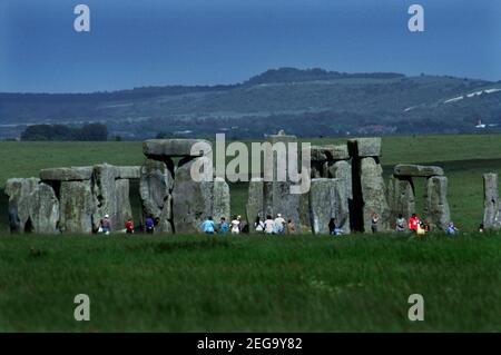 Stonehenge Wiltshire England Stonehenge est un monument préhistorique situé sur la plaine de Salisbury dans le Wiltshire, en Angleterre, à trois miles (3 km) à l'ouest d'Amesbury. Il se compose d'un anneau extérieur de pierres verticales Sarsen, chacune d'environ 13 pieds (4.0 m) de haut, sept pieds (2.1 m) de large, et pesant environ 25 tonnes, surmonté de pierres horizontales de linteau de raccordement. Banque D'Images