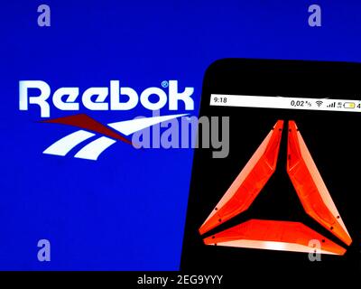 Sur cette photo, le logo Reebok apparaît sur un smartphone. Banque D'Images