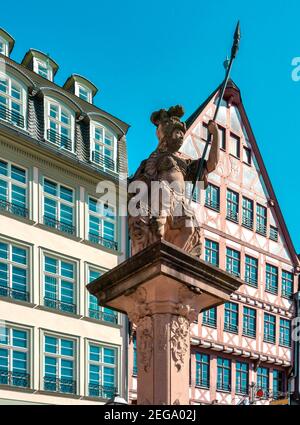 Fontaine Minerva devant une belle façade à colombages sur le Römerberg Banque D'Images