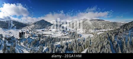 vue panoramique sur la station de ski française 'super lioran', chalets enneigés dans une vallée surrongée par les montagnes, paysage d'hiver, france Banque D'Images