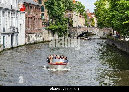 Touristes visitant sur les bateaux de plaisance sur le canal de Groenerei à Bruges, Belgique Banque D'Images