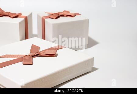trois boîtes-cadeaux blanches sur fond blanc vide Banque D'Images