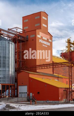 Vulcan (Alberta) - le 17 janvier 2021 : élévateur de grain Pioneer à Vulcan (Alberta). Banque D'Images