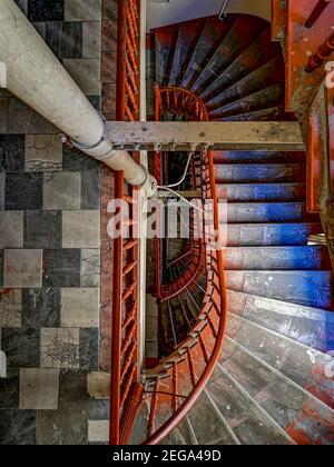 Wroclaw juin 12 2019 ancien escalier en colimaçon ruiné avec du bois escaliers et rambardes rouges dans la vieille maison en bâtiment Banque D'Images