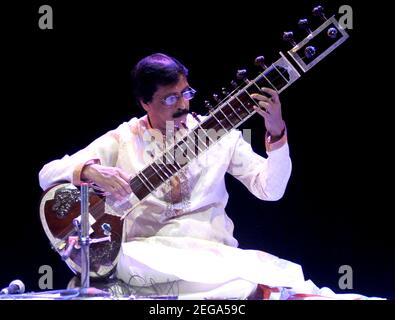 Kolkata, Inde. 18 février 2021. Chandrachur Bhattacharjee joue Sitar à l'ICCR Auditorium à Kolkata (photo par Anubrata Mondal /Pacific Press) crédit: Pacific Press Media production Corp./Alay Live News Banque D'Images