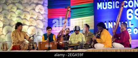 Kolkata, Inde. 18 février 2021. Ustad Rashid Khan chante à la 69e Conférence internationale sur la musique de Dover Lane à Kolkata. (Photo d'Anubrata Mondal /Pacific Press) crédit: Pacific Press Media production Corp./Alay Live News Banque D'Images