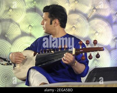 Kolkata, Inde. 18 février 2021. Ustad Amaan Ali Bangash joue à Sarod à la 69e Conférence internationale de musique de Dover Lane à Kolkata, disciple de son gourou et Père Ustad Amjad Ali Khan un ancien combattant Sarod Maestro. (Photo d'Anubrata Mondal /Pacific Press) crédit: Pacific Press Media production Corp./Alay Live News Banque D'Images