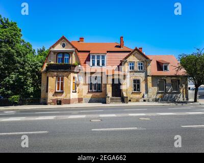 Zielona Gora juin 9 2019 ancienne maison de palais sur colline près de la rue Banque D'Images