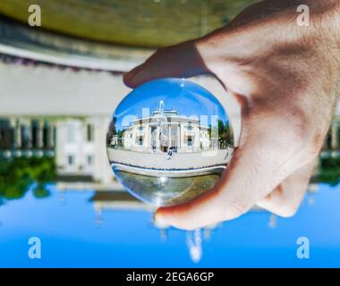 Varsovie juin 24 2019 Musée des bains royaux près du lac réfléchi en verre cristal Banque D'Images