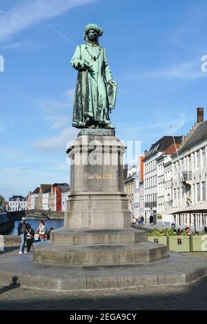 La statue de Jan Van Eyck sur Jan van Eyckplein, place Jan van Eyck à Bruges, Belgique Banque D'Images