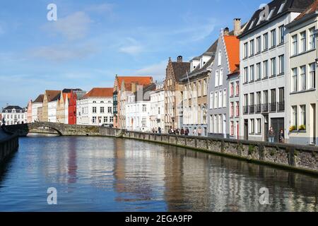 Bâtiments historiques sur le canal Spiegelrei à Bruges, Belgique Banque D'Images