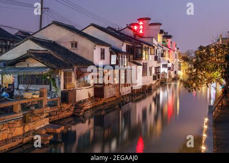 Scène nocturne avec des maisons chinoises anciennes au bord du canal historique de Pingjian lu à Suzhou, en Chine Banque D'Images