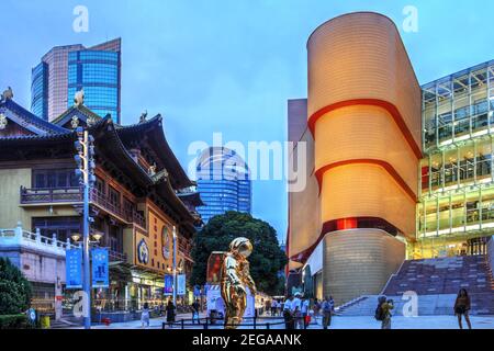 Scène nocturne avec le Temple Jing'an et le centre commercial Joinbuy à Shanghai, en Chine, le soir. Banque D'Images